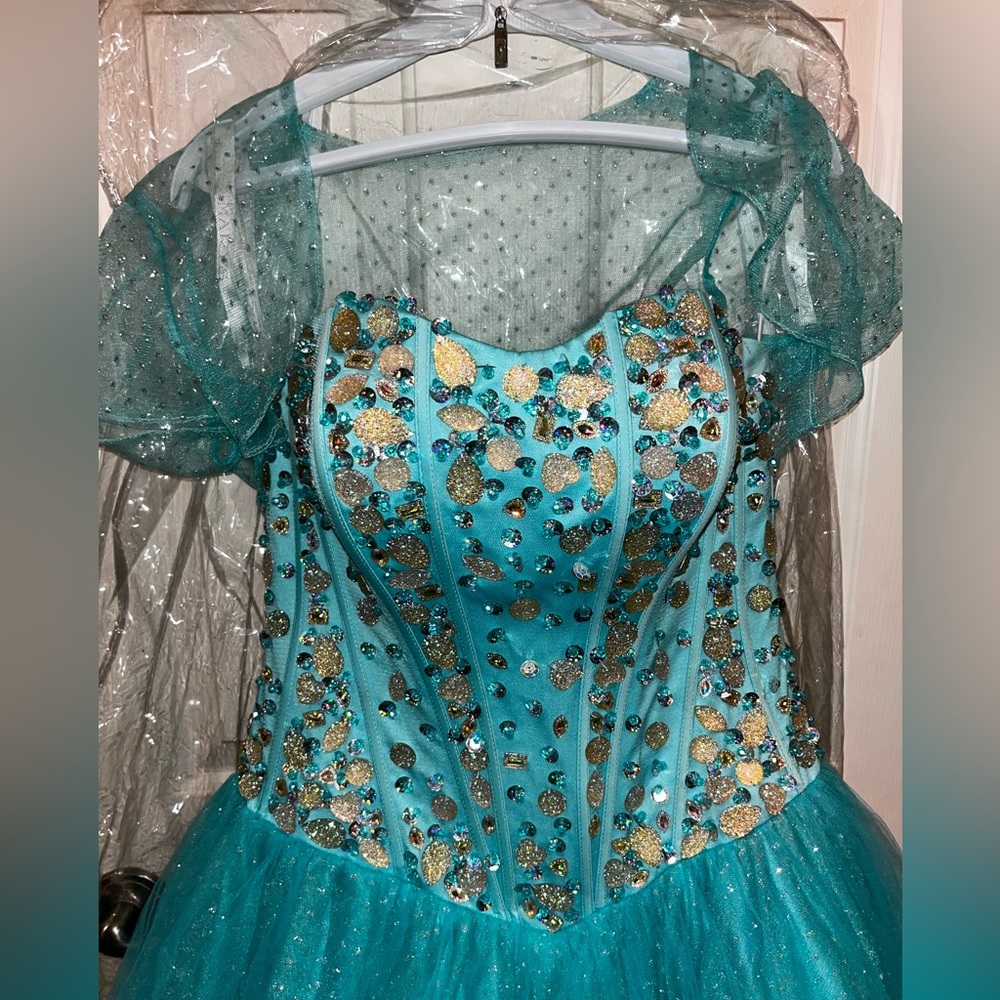 Mary’s Bridal Quinceanera 👗 dress.